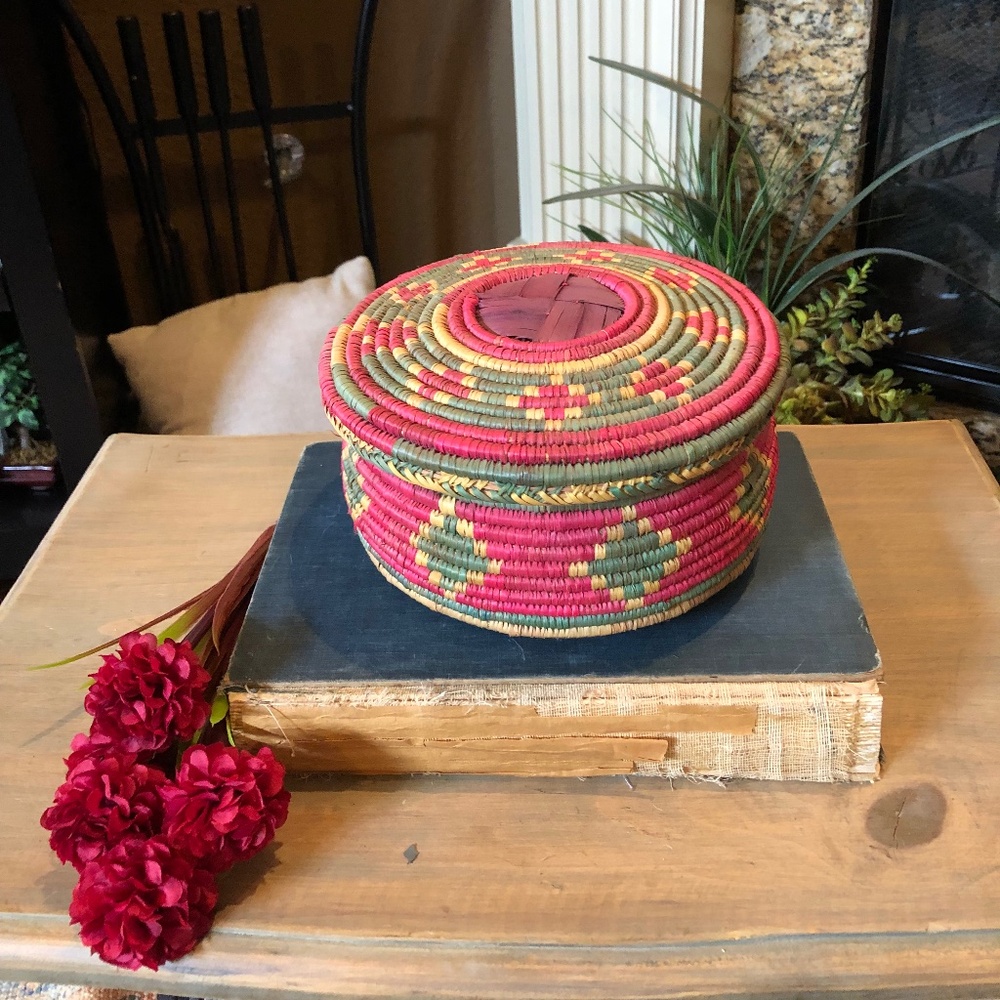 Vintage Straw Round Basket Multicolored with Lid